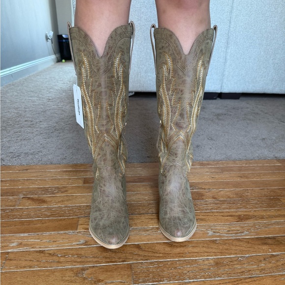 Stylish Western Cowboy Boots - Picture 1 of 4